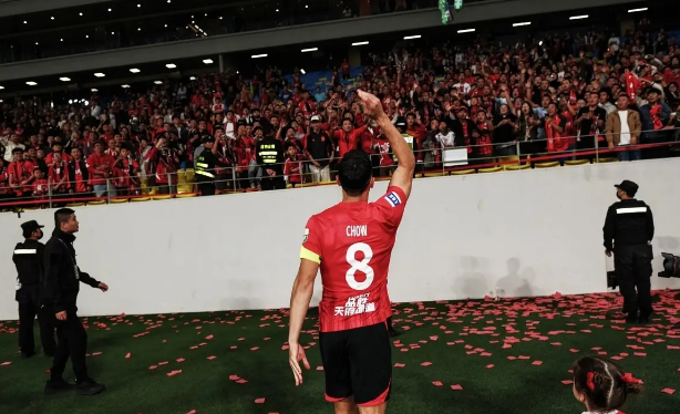 爱游戏2025必玩蒂姆回归赛场，高光表现首场状态亮眼，塞尔维亚队观众沸腾！(蒂姆被谁淘汰)