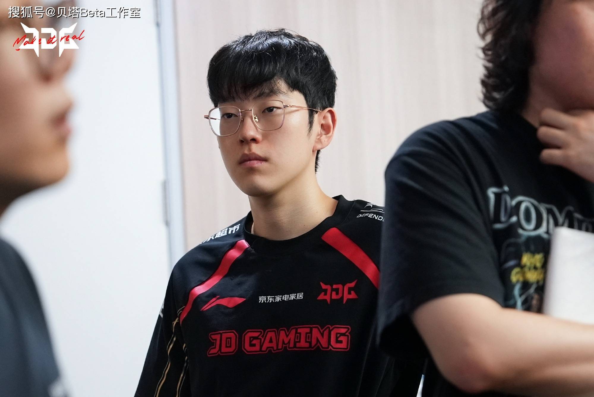 爱游戏推荐2025Scout在瑞士队比赛中惊险取胜，挺进下一轮引发热议！的简单介绍