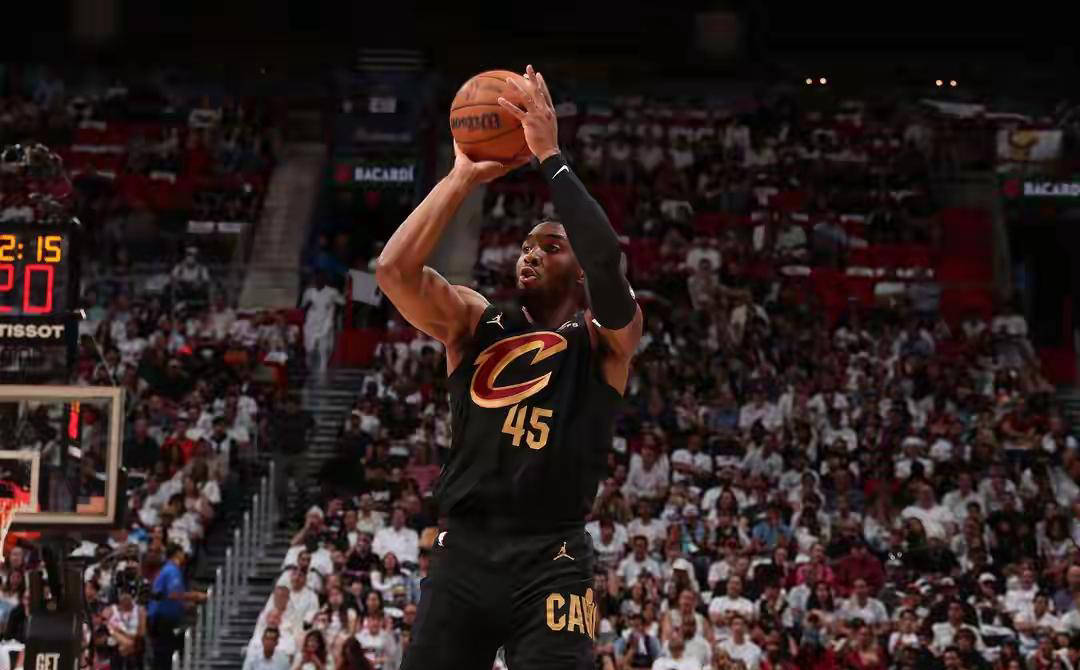 爱游戏新游榜单克里夫兰骑士发布备战花絮，赛前外线爆发，法国杯任务艰巨，身体对抗强度拉满的简单介绍