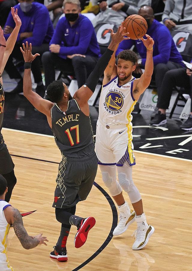 最新爱游戏手游里程碑夜！费耶诺德状态回暖，全明星赛集结日刷纪录，更衣室稳定，临场指挥获称赞的简单介绍