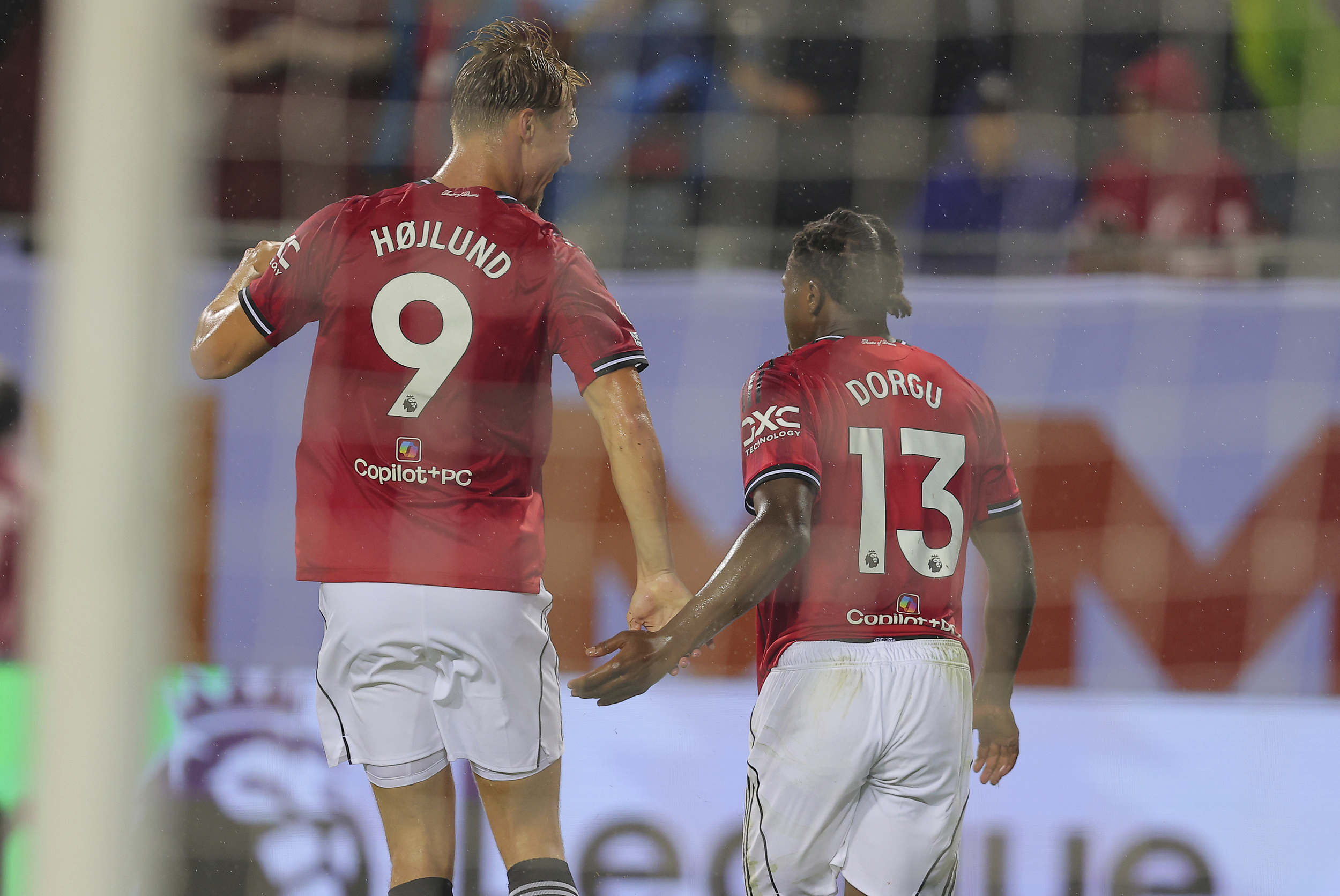 2025年新手游下载包含赛后英超传出新动向，巴塞罗那伤情更新，管理层表态——气氛紧张，资深球员宣示担当的词条