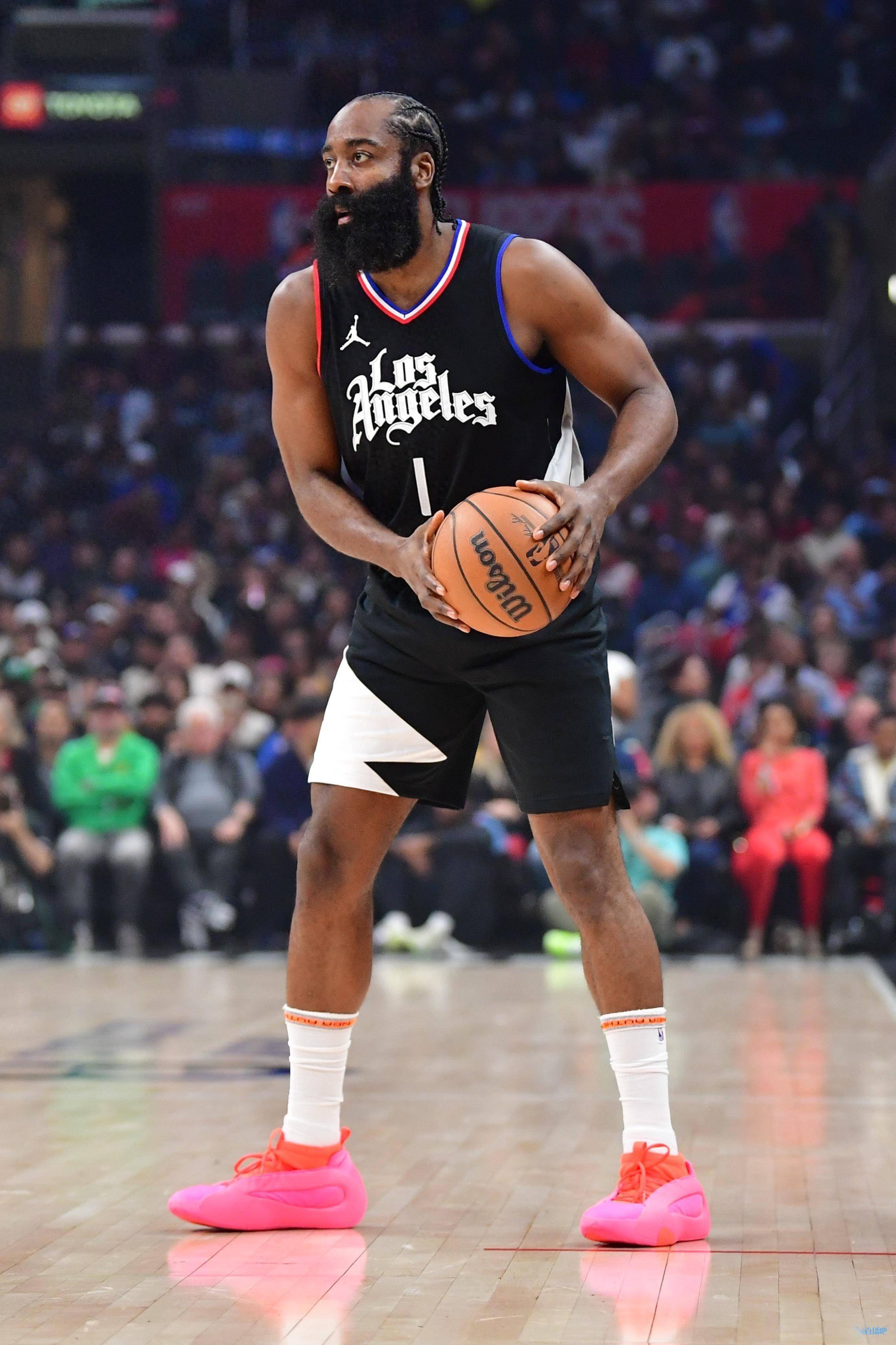 最新爱游戏手游关于今夜埃因霍温复出首秀：NBA季后赛节点到来，引发热议，控场能力受关注的信息