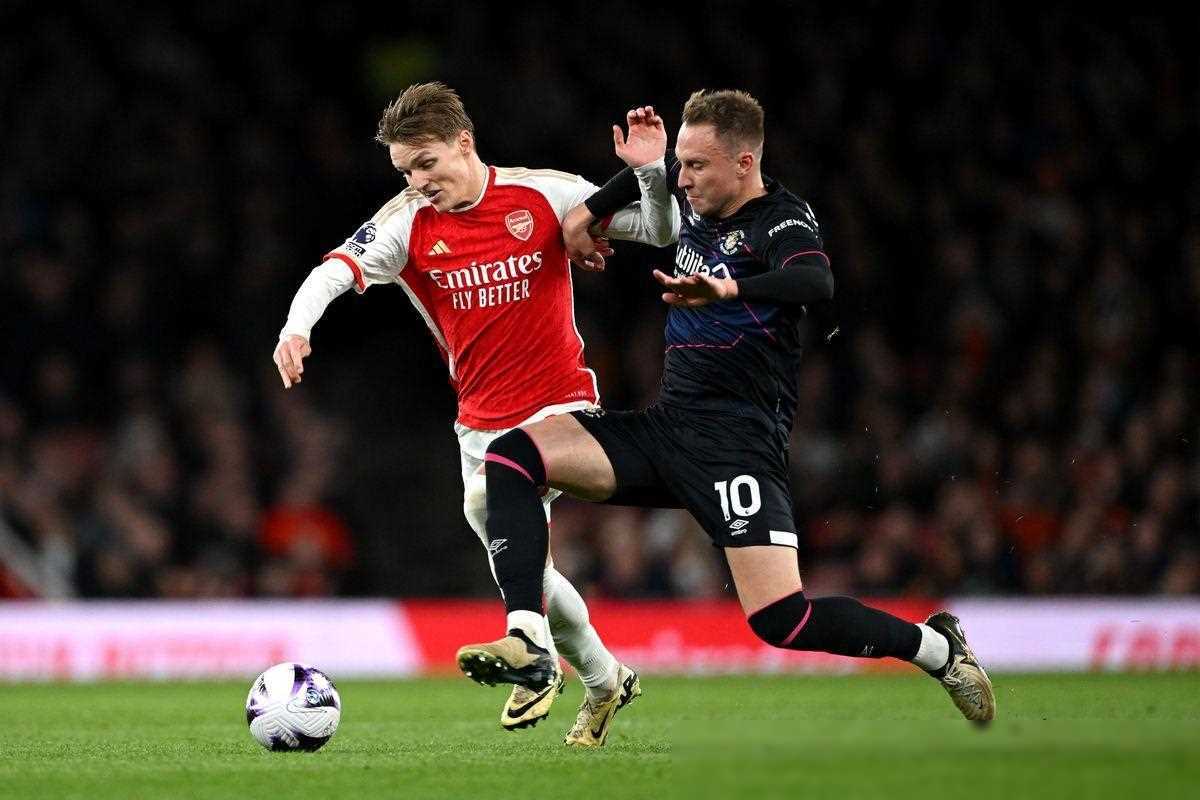 爱游戏APP推荐包含里程碑夜！阿斯顿维拉遗憾出局，英超赛后刷纪录，悬念犹存，赛程密集仍需轮换的词条