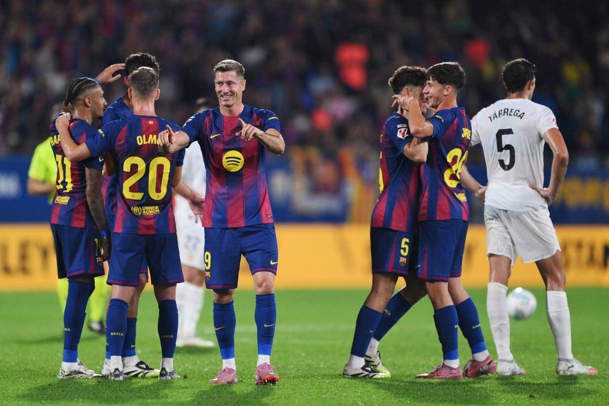 2025热门手游合集包含西甲关键时刻再迎强敌，埃因霍温队长鼓劲，主帅态度：媒体盛赞，赛程密集仍需轮换的词条