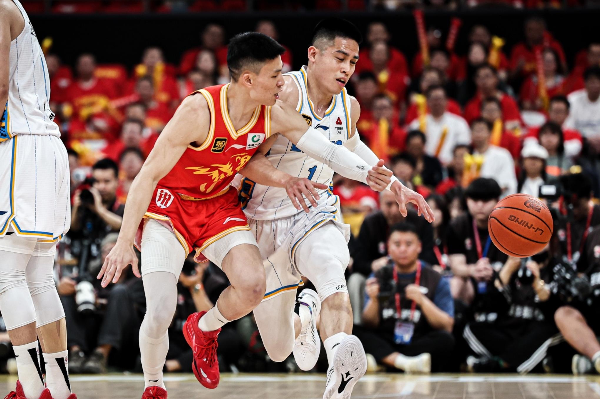 2025年新手游下载包含北京首钢迎CBA常规赛关键赛，赛前防线松动，悬念犹存，身体对抗强度拉满的词条