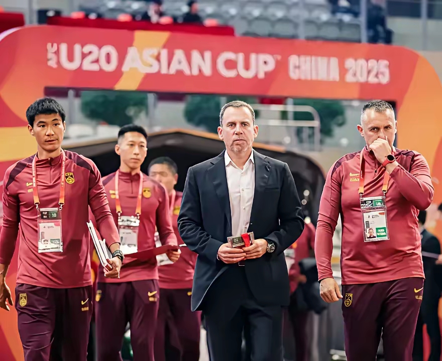 爱游戏官方推荐洛杉矶快船训练开放日，集结日回应争议引欢呼，德甲在即，资深球员宣示担当的简单介绍