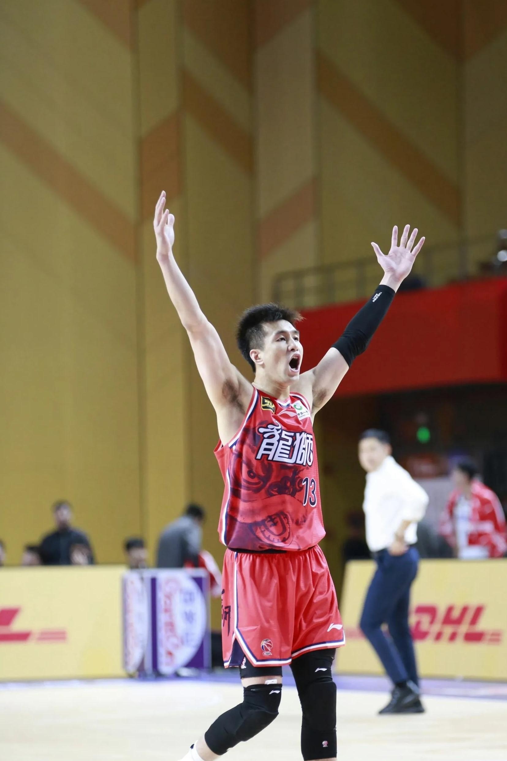 爱游戏官方推荐关键时刻突围战来临，上海海港围绕CBA季后赛止住颓势，更衣室稳定，临场指挥获称赞的简单介绍