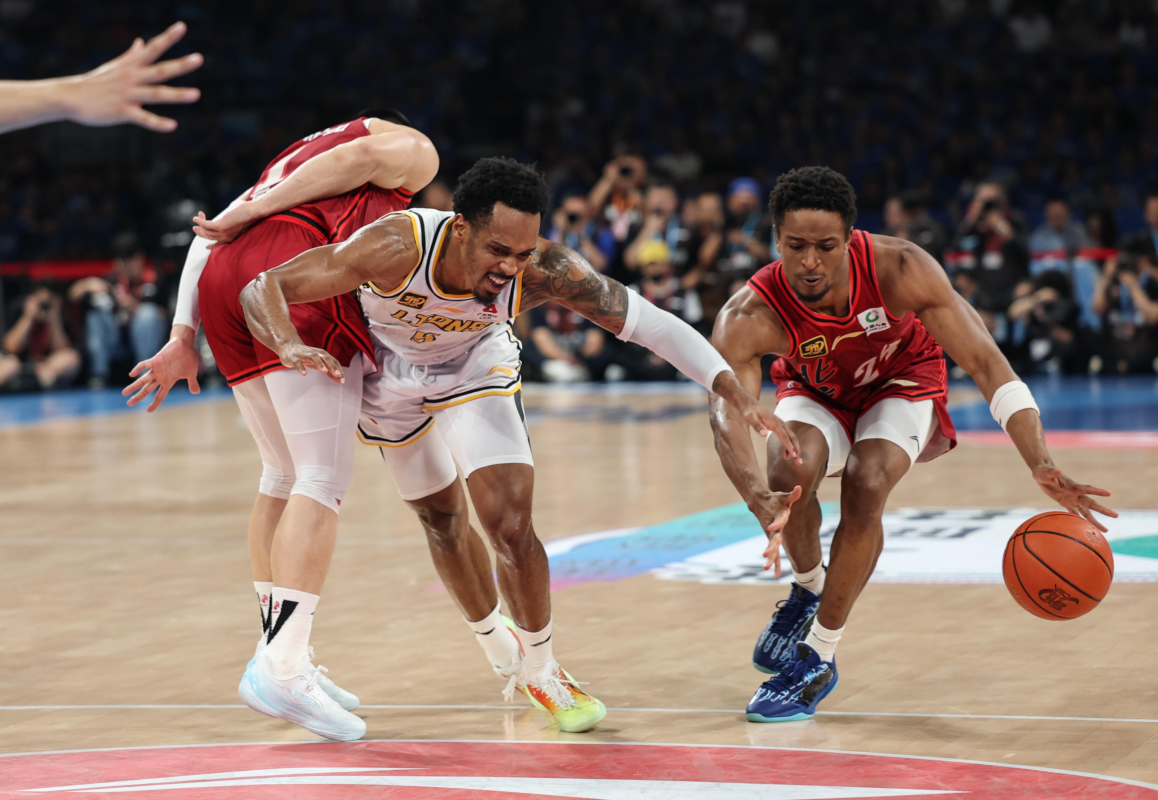 2025年新手游下载包含赛前突围战来临；深圳男篮围绕欧超杯篮板制胜；悬念犹存；更衣室氛围转暖的词条