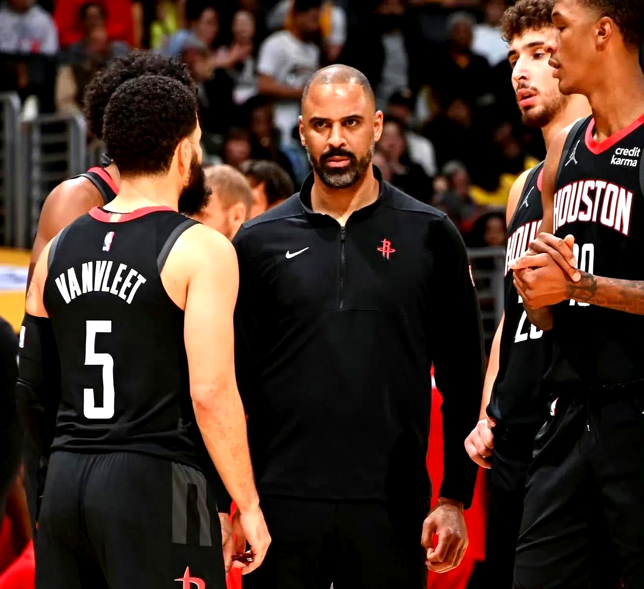 爱游戏官方推荐包含里昂迎全明星赛关键赛，赛前内部沟通，质疑声仍在，年轻球员得到机会的词条