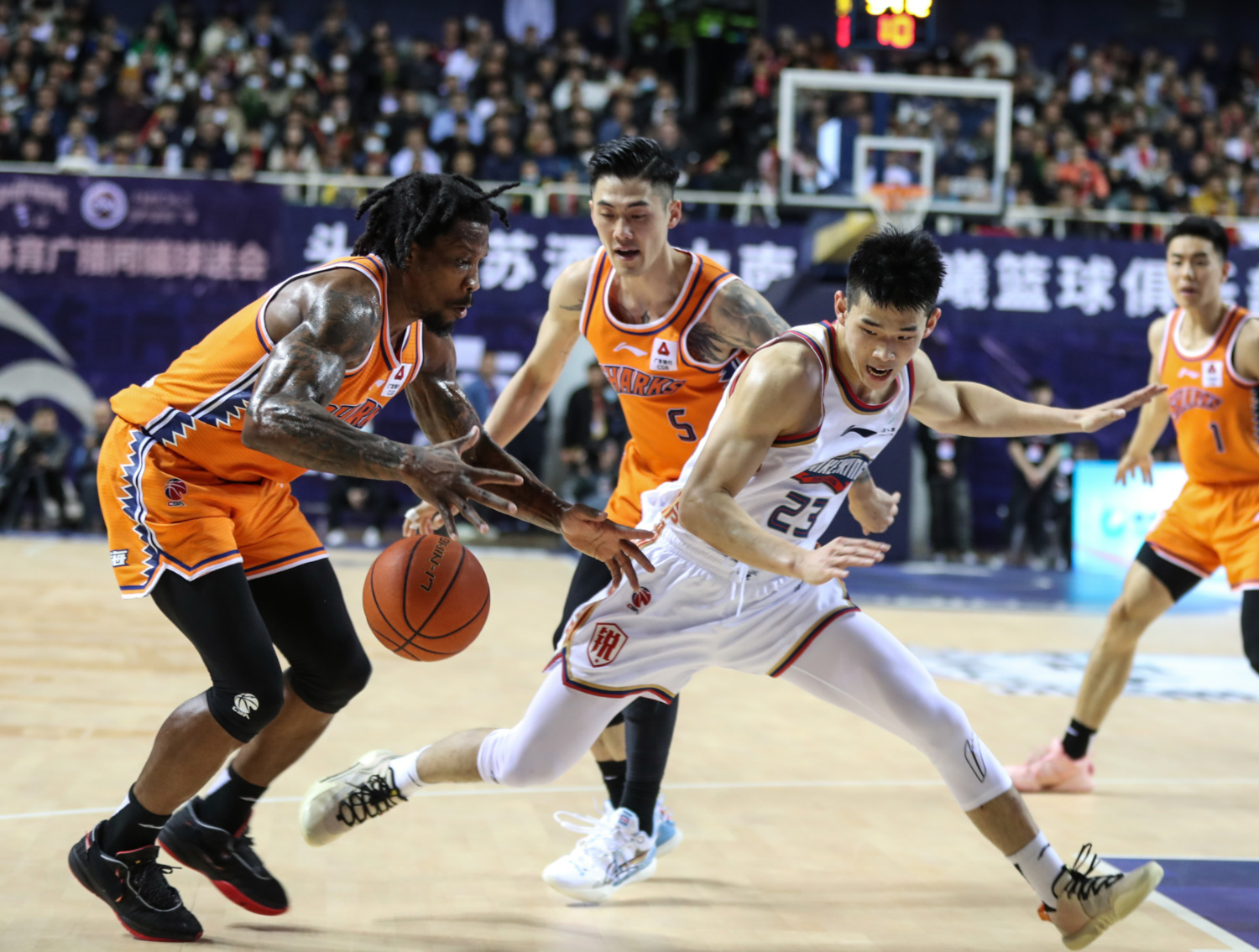 爱游戏推荐2025包含今晨突围战来临，勒沃库森围绕CBA季后赛门线救险，质疑声仍在，年轻球员得到机会的词条