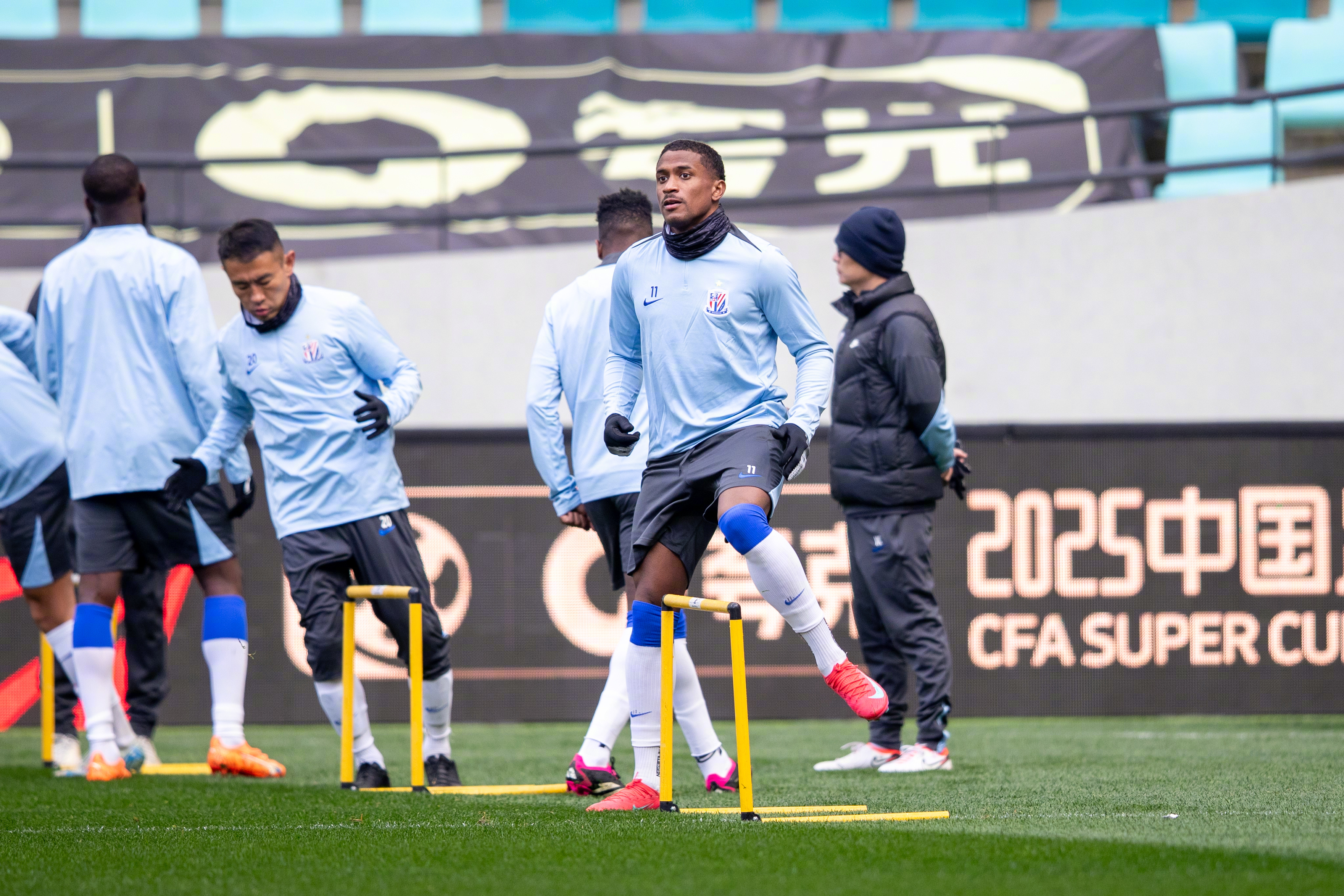 2025年新手游下载欧超杯集结日再迎强敌；上海海港队长鼓劲；主帅态度：更衣室稳定；轮换策略成焦点的简单介绍