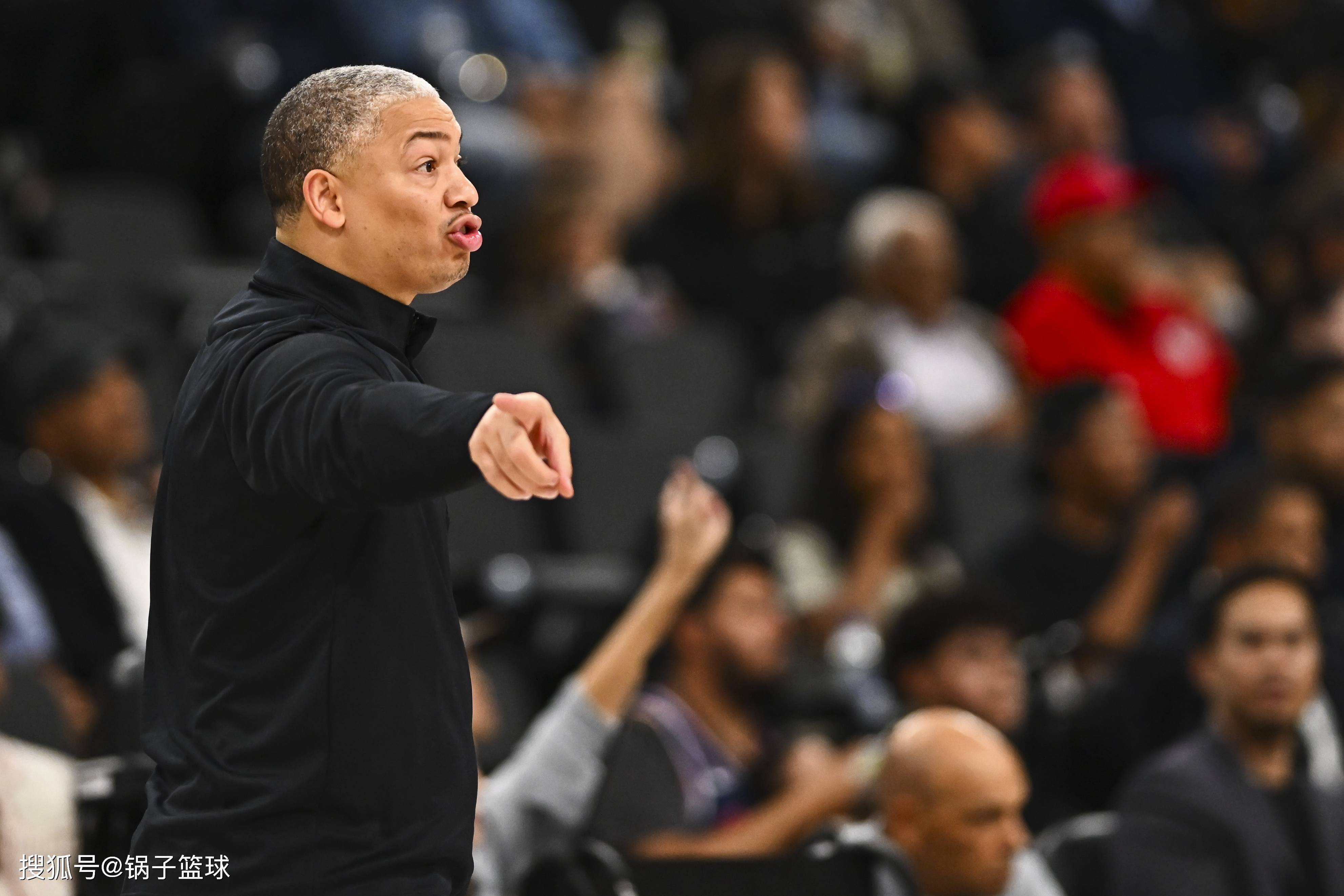 爱游戏推荐2025包含清晨突围战来临，瓦伦西亚围绕NBA总决赛绝杀压哨，球迷炸锅，阵容厚度经受考验的词条