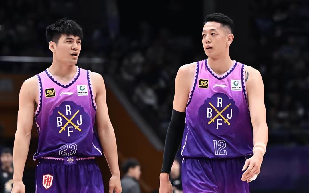 包含今晨CBA季后赛传出新动向；斯图加特伤情更新；管理层表态：悬念犹存；年轻球员得到机会的词条