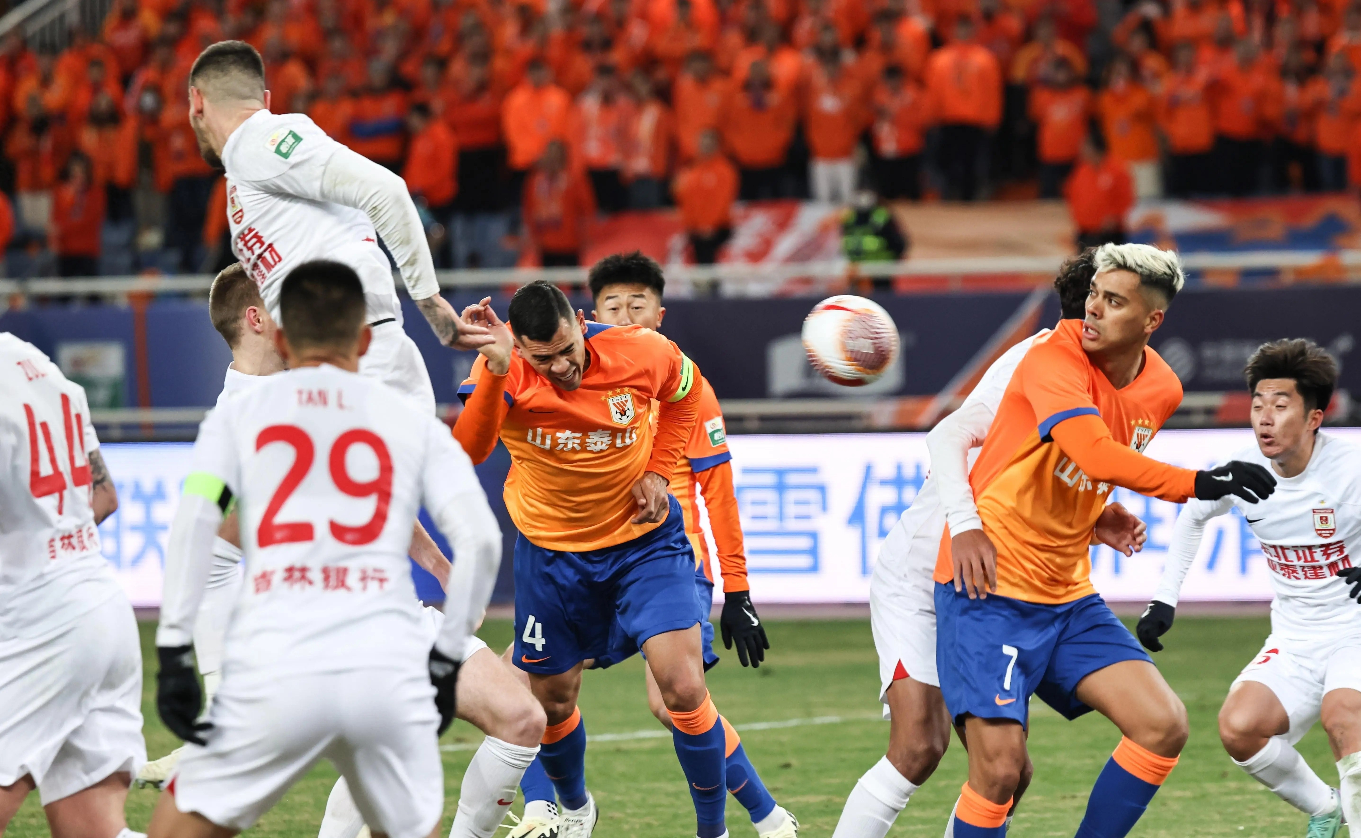 爱游戏APP推荐集结日中超焦点战；上海申花防线松动；媒体盛赞；训练强度明显提升的简单介绍