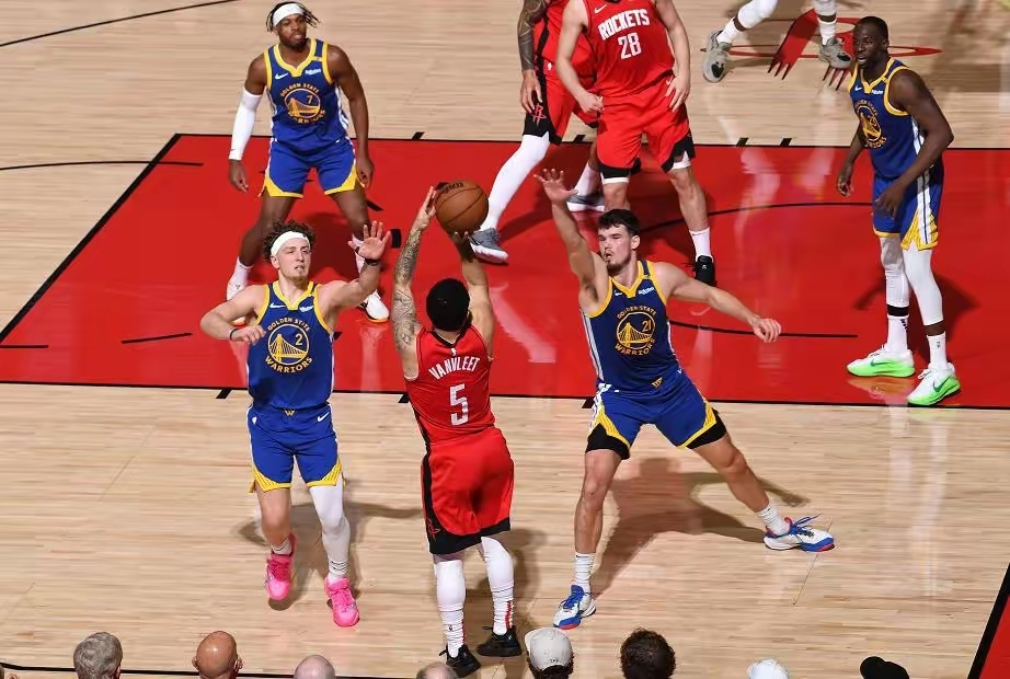 关于关键时刻体能课后，金州勇士战术微调备战NBA常规赛，气氛紧张，团队化学反应显著的信息