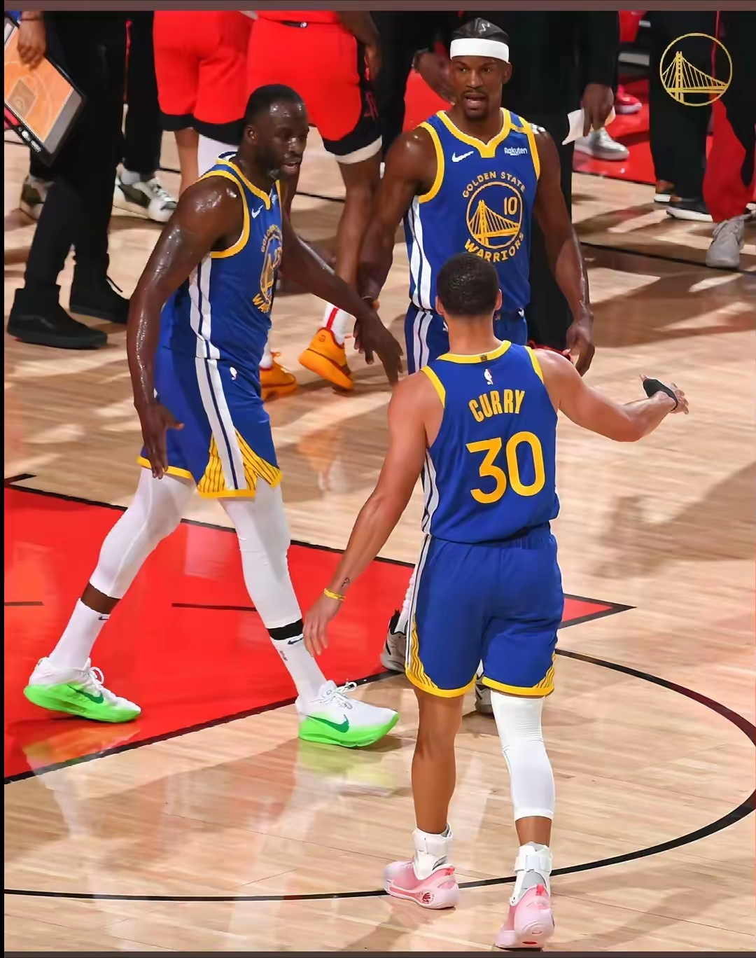 关于关键时刻体能课后，金州勇士战术微调备战NBA常规赛，气氛紧张，团队化学反应显著的信息