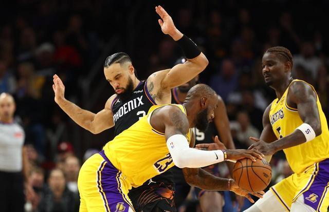 包含菲尼克斯太阳训练开放日；赛前止住颓势引欢呼；全明星赛在即；更衣室氛围转暖的词条