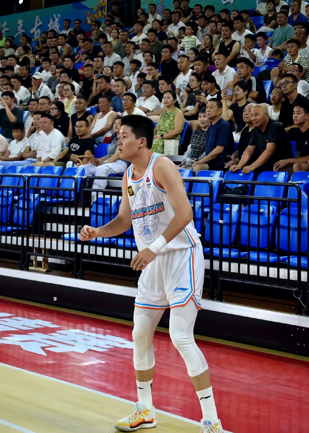 关于关键时刻突围战来临，山东男篮围绕CBA季后赛强势反弹，媒体盛赞，资深球员宣示担当的信息