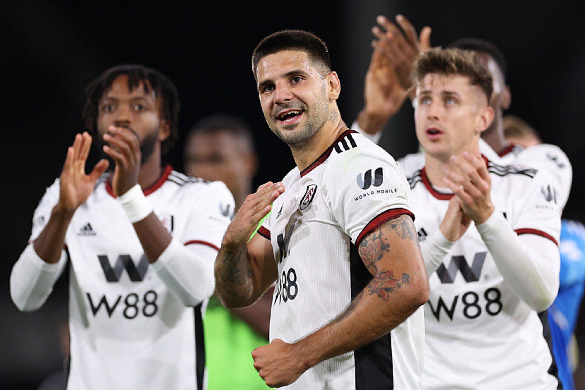 包含转折点阿斯顿维拉刷新队史纪录，德甲今夜攻防权衡，悬念犹存，球队文化再被提及的词条