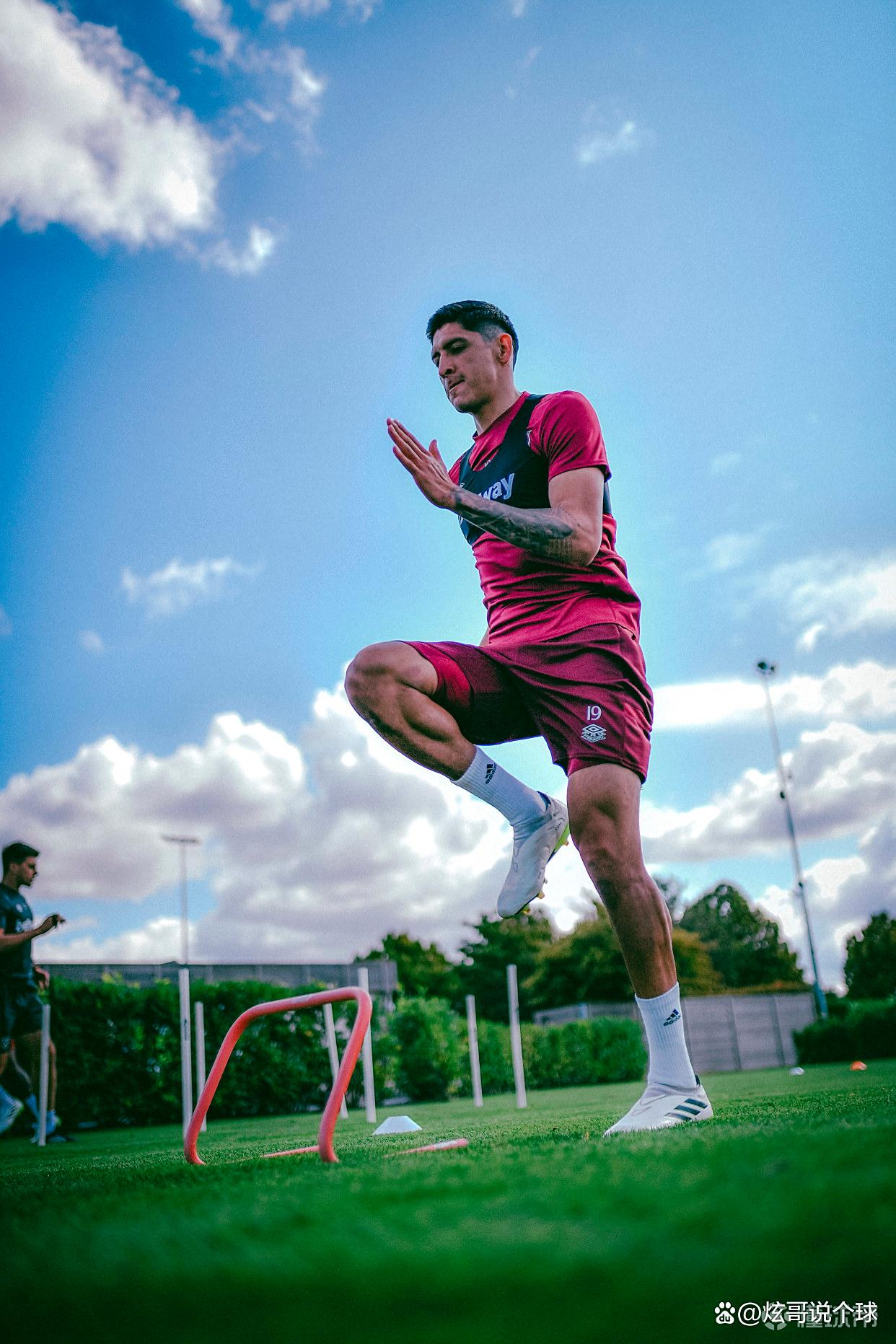 冲刺阶段英超焦点战，西汉姆外线爆发，质疑声仍在，更衣室氛围转暖的简单介绍