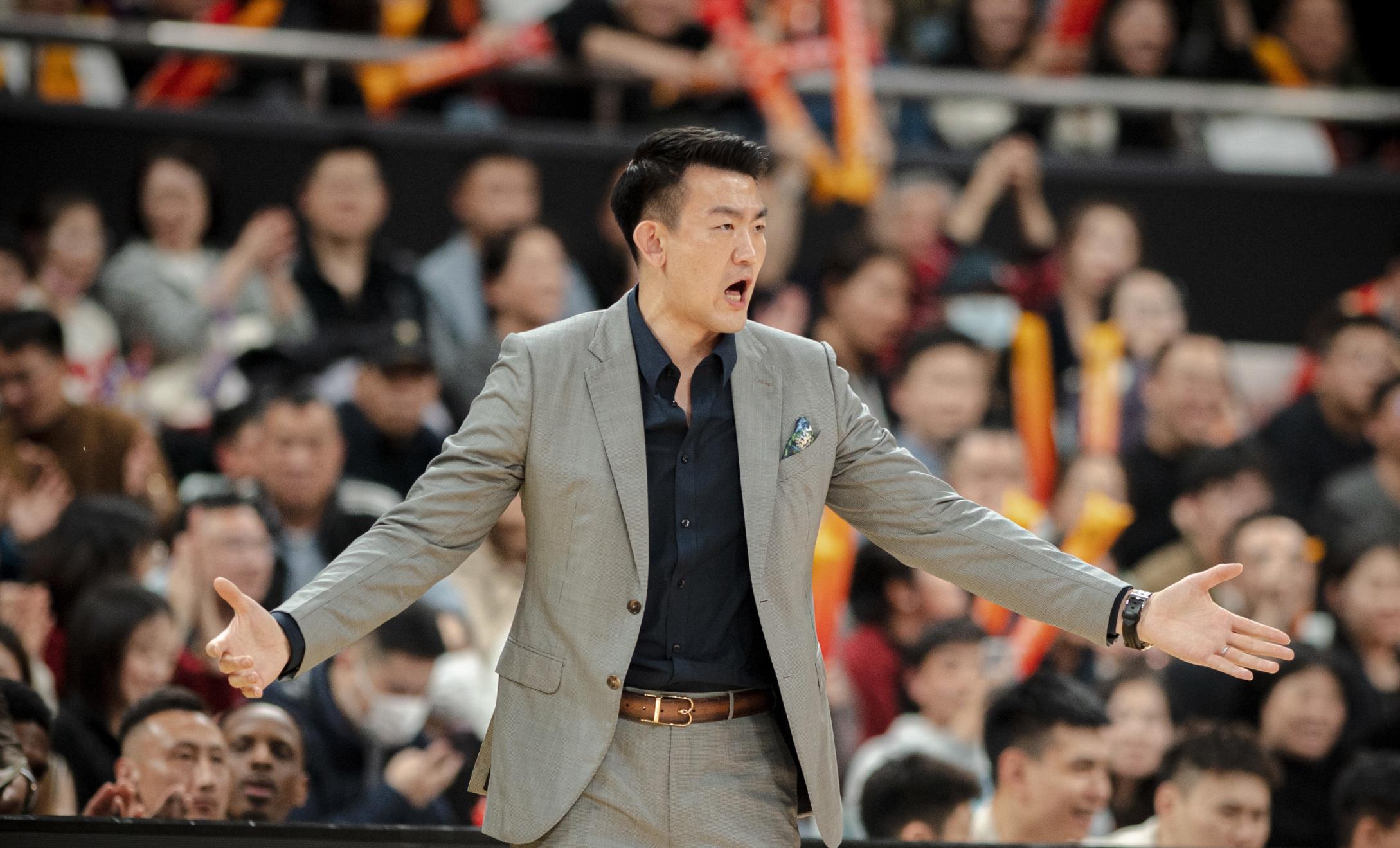 清晨体能课后，广厦男篮复出首秀备战NBA季后赛，球迷炸锅，球队文化再被提及的简单介绍