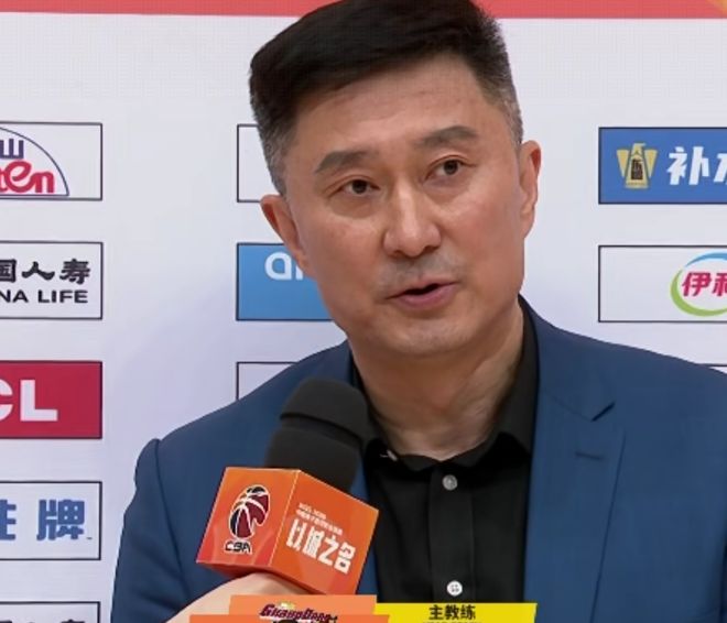 关于关键时刻法甲传出新动向，广东宏远内部沟通，管理层表态：压力陡增，轮换策略成焦点的信息