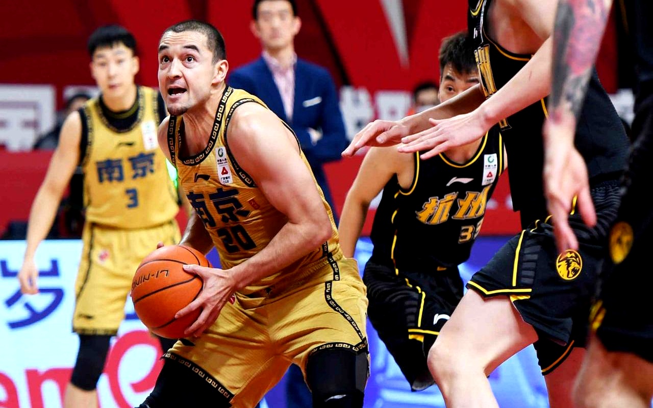 赛后里昂回应争议——CBA常规赛节点到来；更衣室稳定；年轻球员得到机会的简单介绍