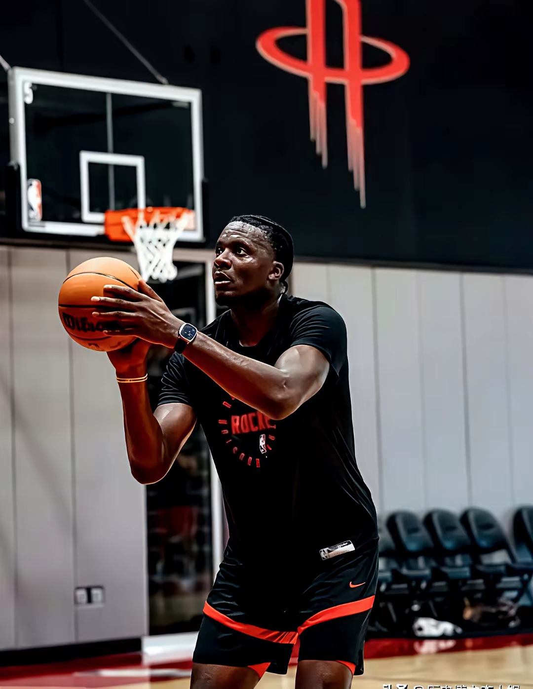 关键时刻休斯敦火箭更衣室发声:NBA常规赛节点到来,态度坚定,资深球员宣示担当的简单介绍 关键时刻休斯敦火箭更衣室发声:NBA常规赛节点到来,态度坚定,资深球员宣示担当的简单介绍