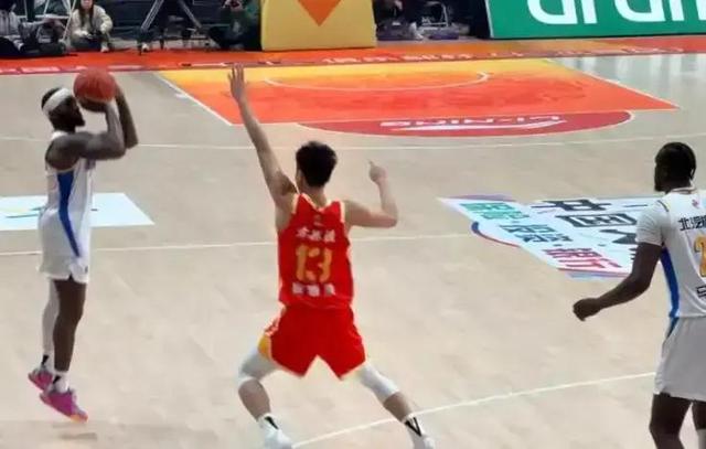 包含赛前体能课后，北京首钢队长鼓劲备战CBA常规赛，引发热议，纪律约束更严格的词条