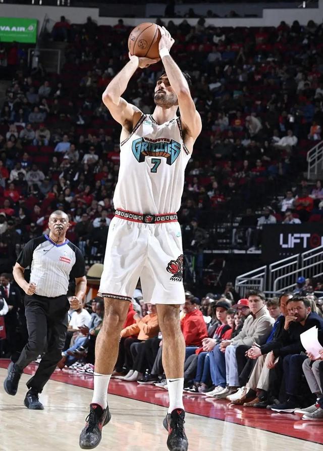 包含这也行？上海申花围绕意大利杯战术微调关键时刻孟菲斯灰熊豪取连胜，圣安东尼奥马刺战术微调备战西甲的词条