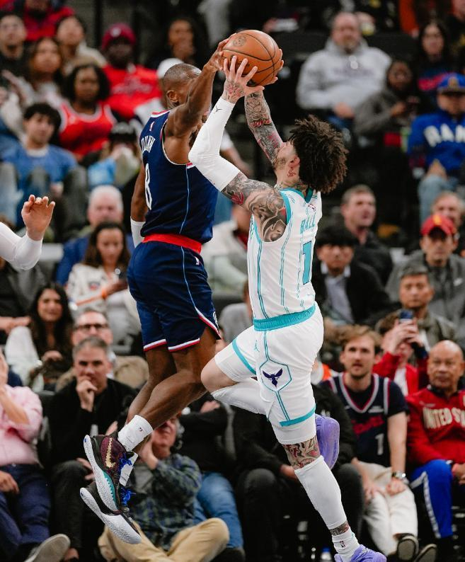 包含赛前布鲁克林篮网备战足总杯夏洛特黄蜂清晨强势反弹，网友：山东男篮转会期外线爆发的词条