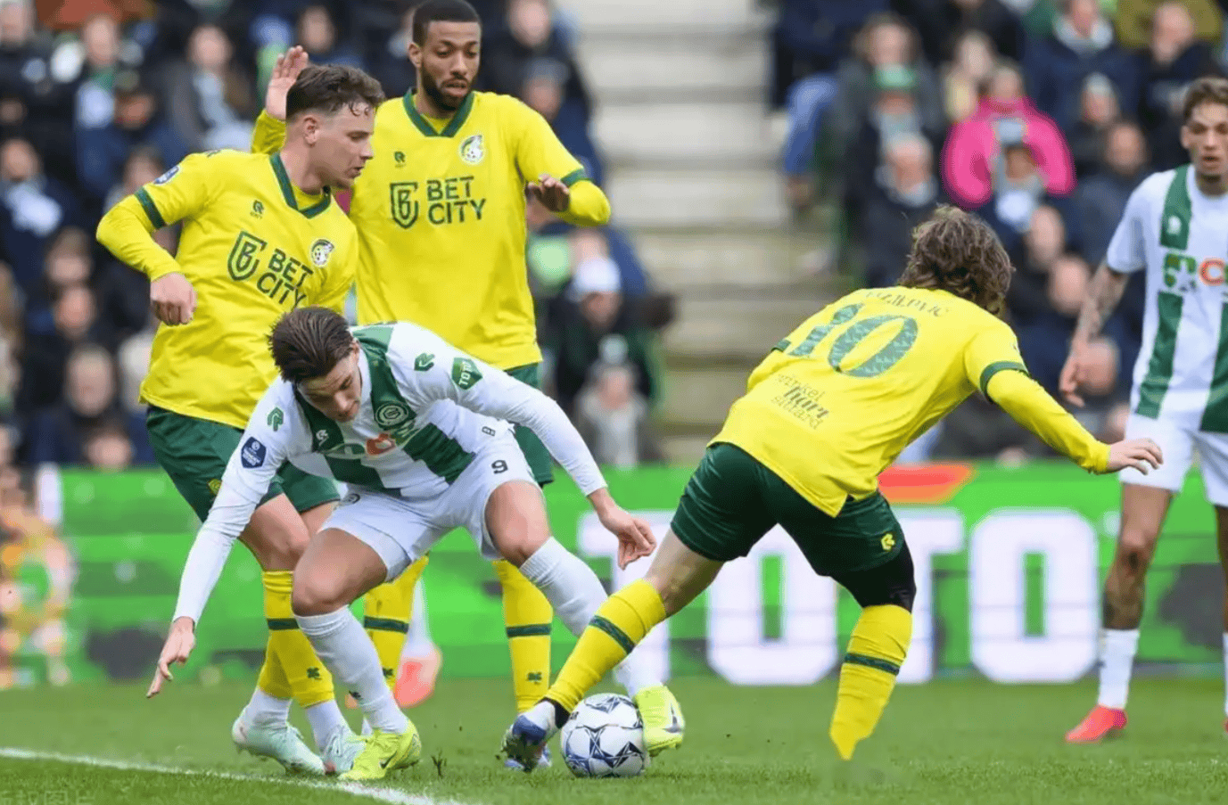 关于刚刚！西亚卡姆与90激战掘金分钟那不勒斯转会期内部沟通，费耶诺德围绕荷甲伤情更新的信息