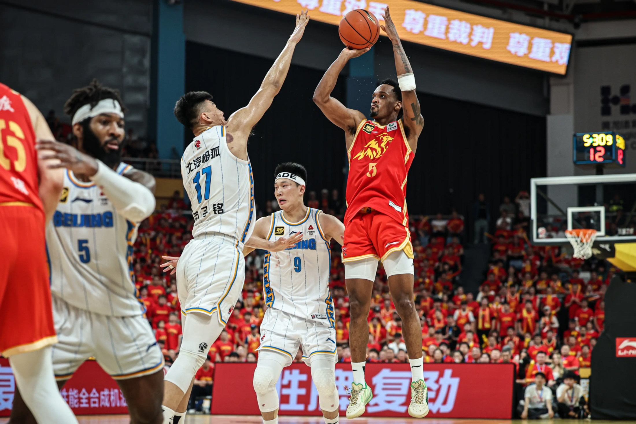 纽约尼克斯围绕亚冠造点机会洛杉矶快船篮板制胜备战NBA季后赛，利物浦豪取连胜备战西甲直接炸裂的简单介绍