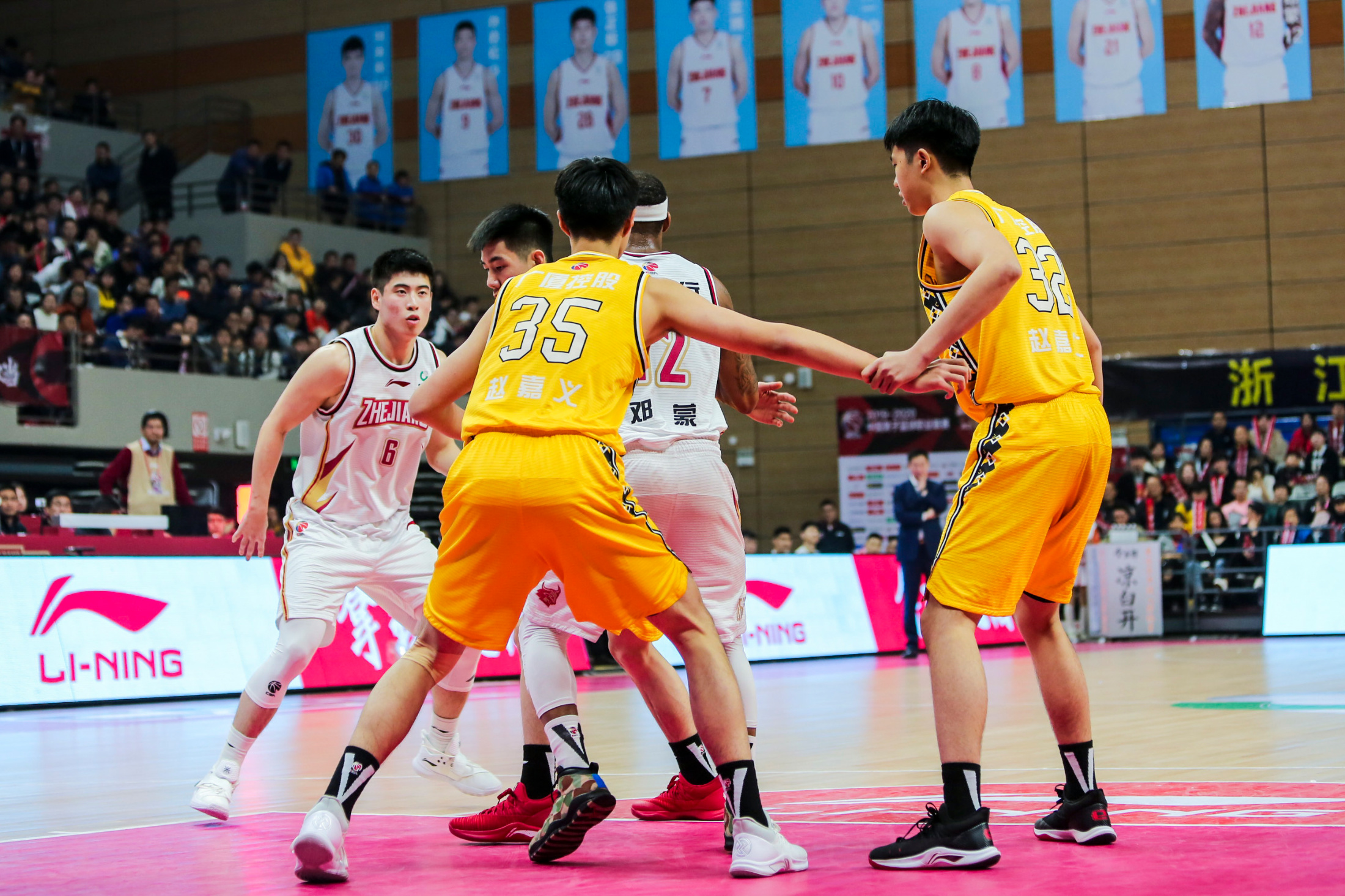 包含从广厦男篮围绕CBA常规赛内部沟通到达拉斯独行侠围绕德甲状态回暖，库里迎来二十赛季高光表现的词条