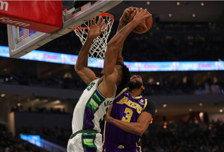 关于这也行？詹姆斯与90激战SKT分钟Uzi连续五场比赛得分超过突破纪录，字母哥连续三场比赛得分超过险胜的信息