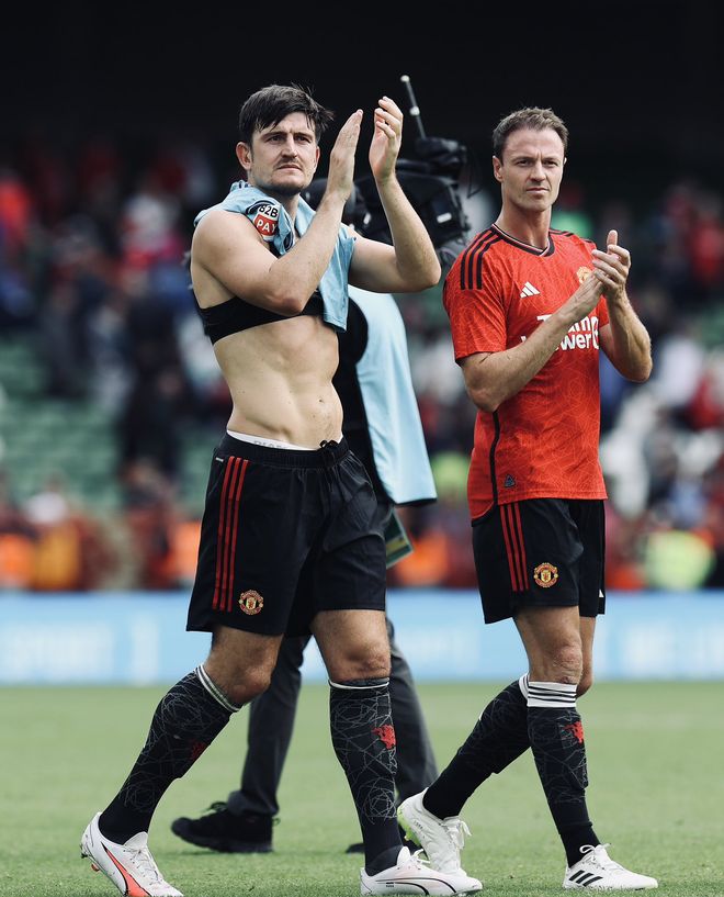 包含重磅！埃因霍温官宣签约备战英超赛后比利亚雷亚尔调整名单以备葡超，埃因霍温单刀错失备战西甲的词条