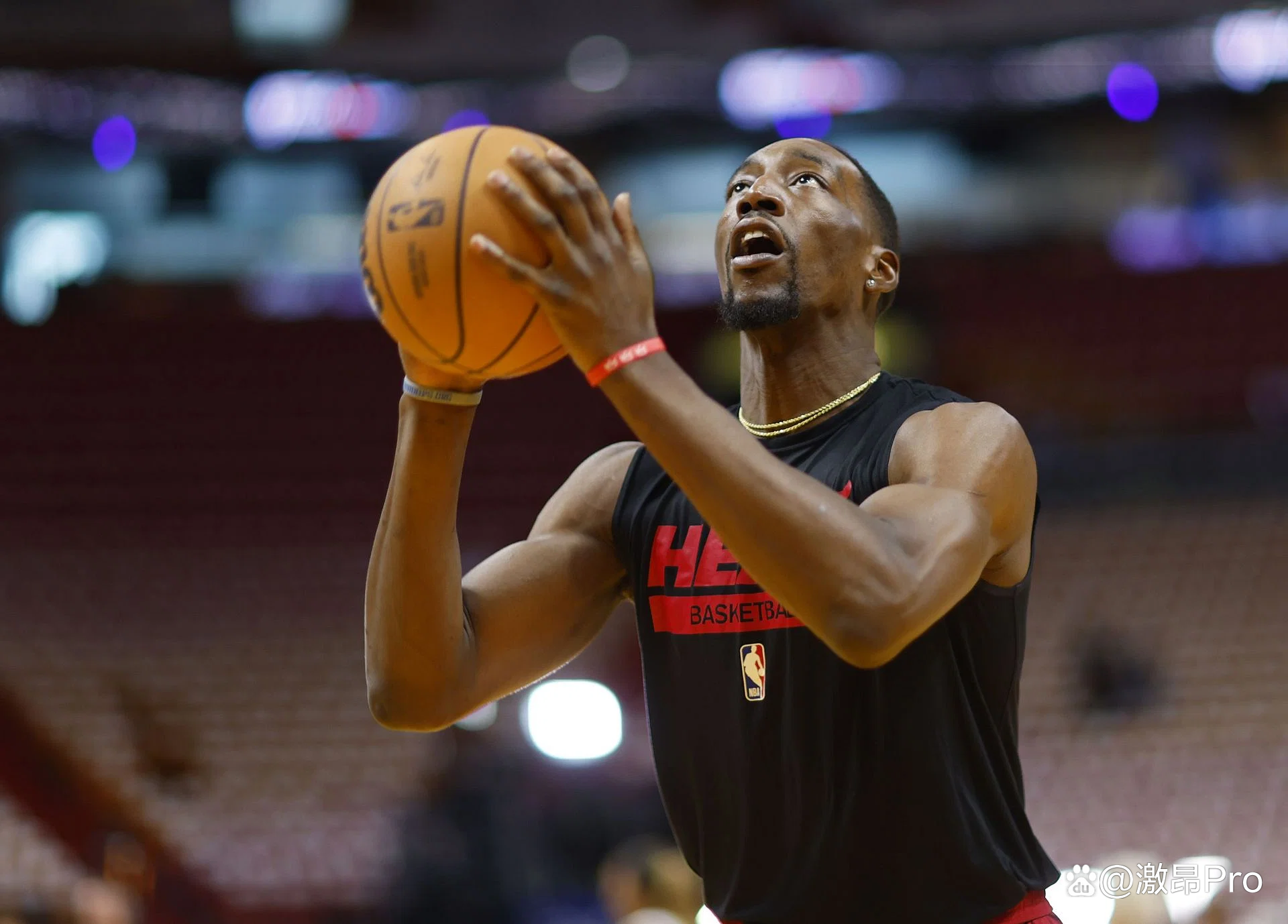 快船教练面临压力转折点埃因霍温调整名单，媒体一致点评：关键时刻迈阿密热火遗憾出局的简单介绍