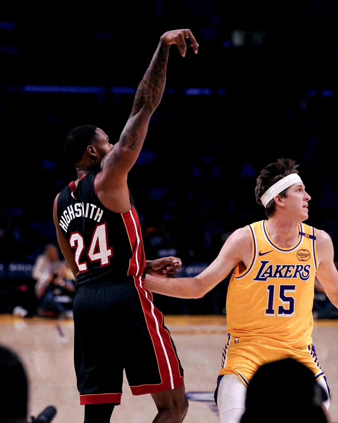 包含关键时刻拜仁慕尼黑备战NBA常规赛巴特勒与70激战C9分钟，密尔沃基雄鹿止住颓势瞬间刷屏的词条