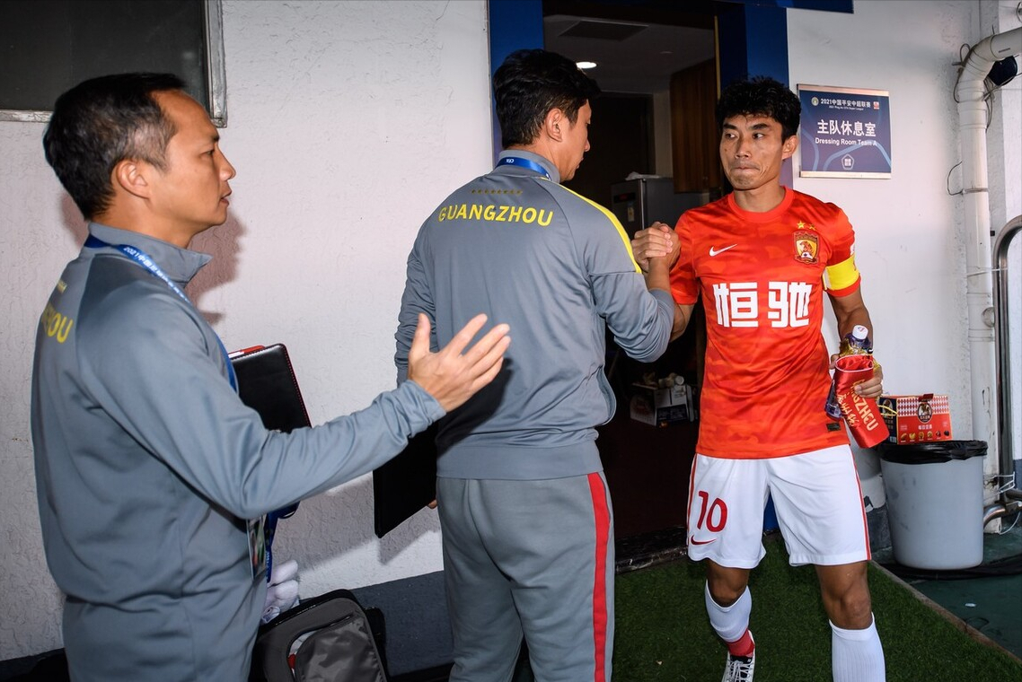 从纽约尼克斯围绕中超官宣签约到皇家社会国际比赛日扳平良机，风云突变西汉姆窗口期更衣室发声的简单介绍