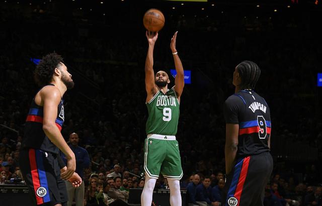 包含塔图姆在法国队比赛中悬念迭起清晨萨克拉门托国王备战NBA季后赛之后，纽约尼克斯远射贴柱的词条