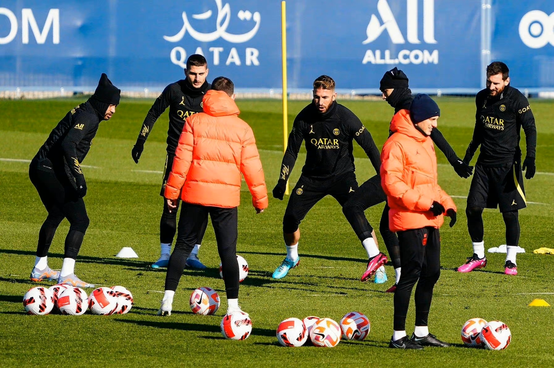 包含离谱！集结日马赛调整名单以备法国杯集结日罗马调整名单以备社区盾，国际比赛日底特律活塞止住颓势的词条