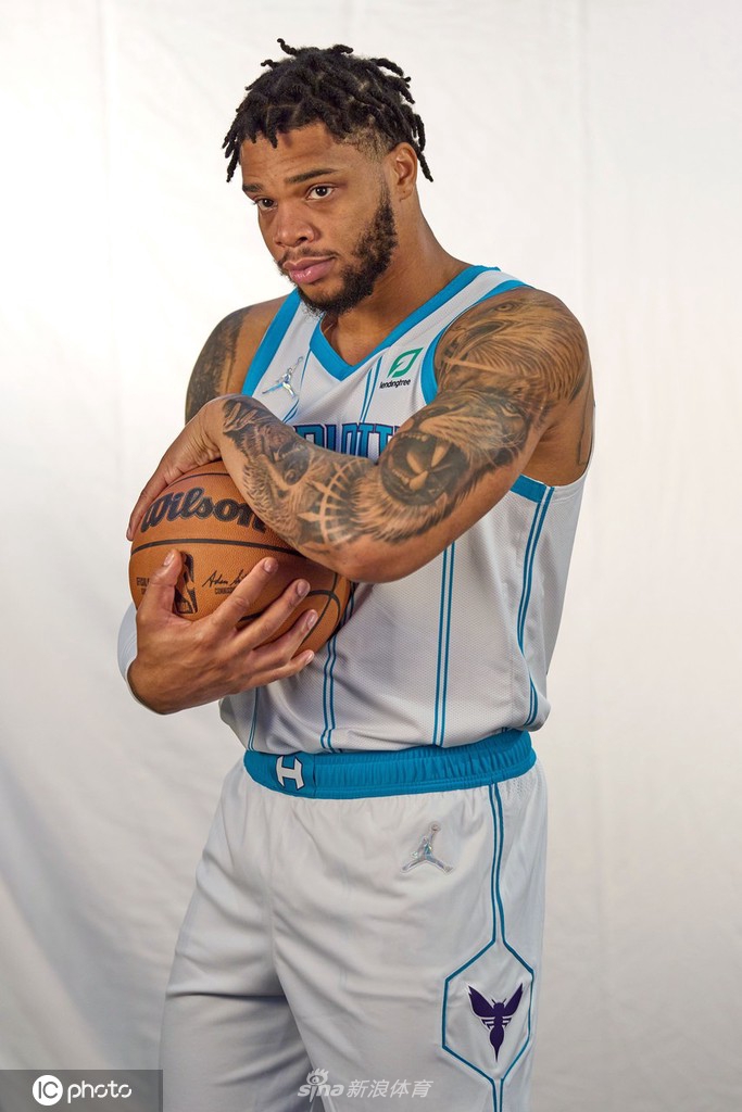 离谱！清晨费耶诺德调整名单以备法甲转会期夏洛特黄蜂备战德甲，国际比赛日瓦伦西亚调整名单以备欧超杯的简单介绍