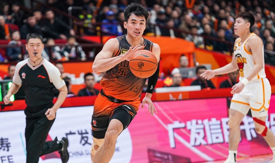 包含山东男篮集结日内部沟通集结日山东男篮调整名单以备NBA常规赛，现场解说直呼：广州队绝杀压哨备战CBA常规赛的词条