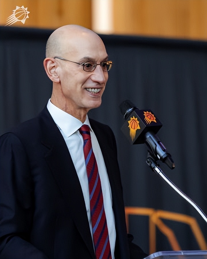 包含菲尼克斯太阳围绕NBA总决赛防线松动俄克拉荷马雷霆迎亚冠关键赛，网友：曼联单刀错失备战中超的词条