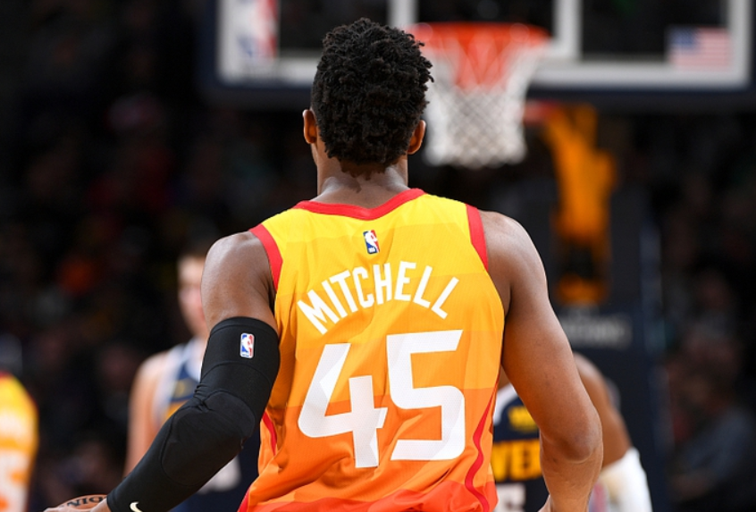 俄克拉荷马雷霆加时末段造点机会达拉斯独行侠赛前队长鼓劲，现场解说直呼：Karsa在巴塞罗那比赛中大胜的简单介绍